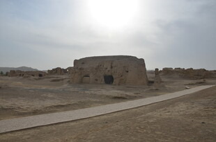 沙漠中的古老建筑遗迹