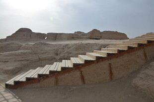 沙漠中的阶梯建筑遗迹