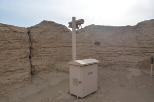 沙漠中的古老十字架装置