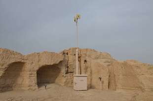 古老土壁旁的现代灯杆