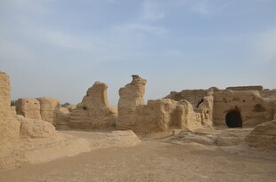 沙漠中的古老建筑遗迹