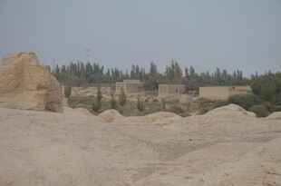 沙漠中的古老建筑遗迹