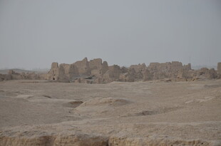 沙漠中的古老废墟遗迹