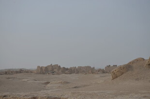 荒凉沙漠中的古老遗迹