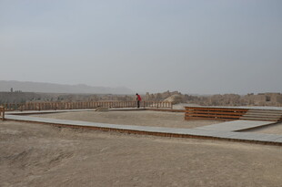 空旷沙地建筑场景