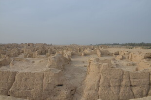 古老神秘的土筑遗迹景观