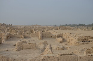 沙漠中的古老建筑遗迹