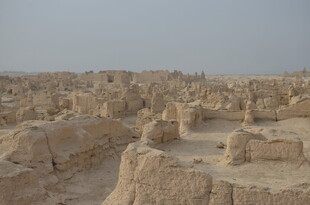 沙漠中的古老遗迹景观