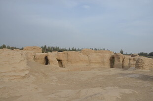 古老土筑遗迹景观