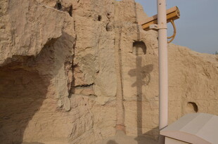 古老岩壁上的施工场景