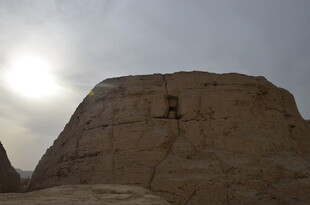 沙漠中的古老石砌建筑