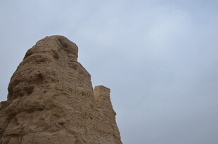 古老土塔屹立于天际