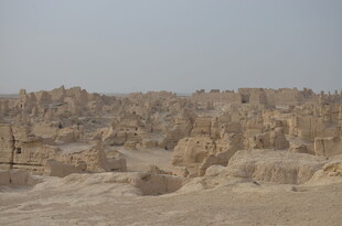 荒凉戈壁地貌景观