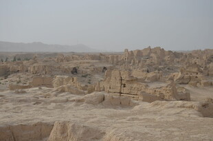 沙漠中的古老建筑遗迹