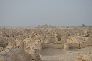 沙漠中的古老建筑遗迹