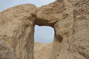 沙漠中的自然石拱门