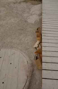 沙滩上的木质物件