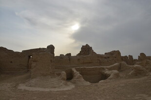 沙漠中的古老建筑遗迹