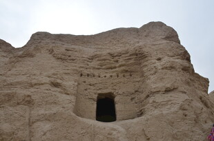 古老土崖上的神秘洞穴