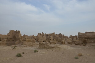 沙漠中的古老遗迹景观