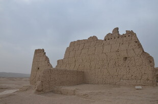 沙漠中的古老土筑遗迹