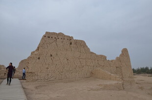 沙漠中的古老土筑遗迹