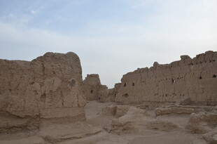 古老沙漠中的残垣断壁