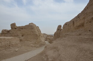 沙漠中的古老遗迹景观