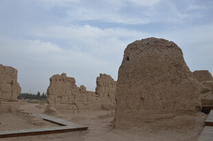 古老土堆遗迹景观