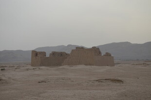 沙漠中的古老建筑遗迹