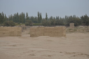 沙漠中的古老建筑遗迹