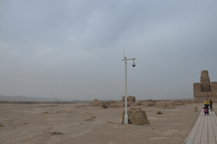 沙漠中的古老建筑遗迹