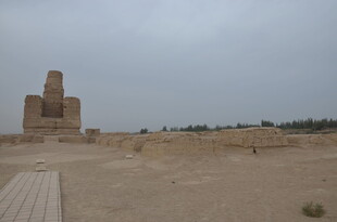 沙漠中的古老建筑遗迹