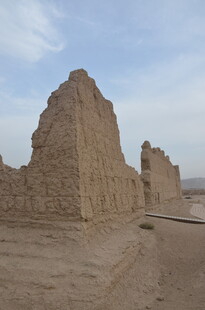 沙漠中的古老土筑遗迹