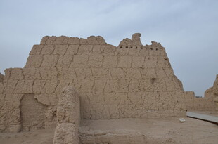 古老土筑城墙遗迹