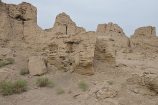 沙漠中的古老建筑遗迹