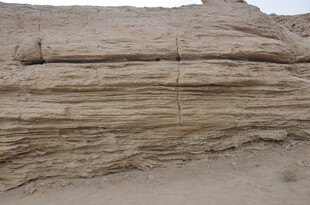 风化的层状岩石景观