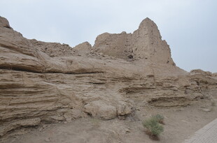 沙漠中的奇特土山景观