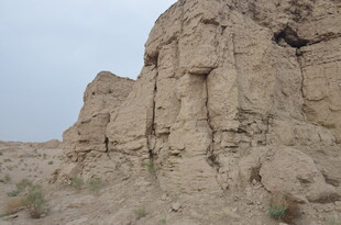 沙漠中的古老岩石地貌