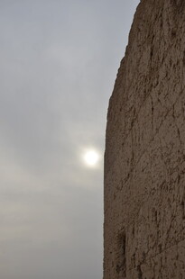 夕阳下的古老土墙