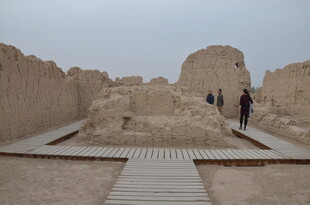 沙漠中的古老遗迹探索