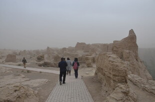 游客漫步古老遗址小道