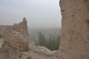 沙漠中的古老残垣断壁