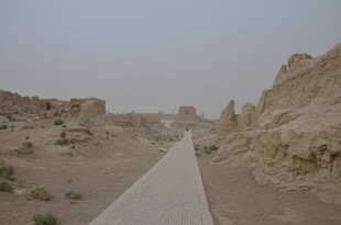 沙漠中的古老遗迹小道