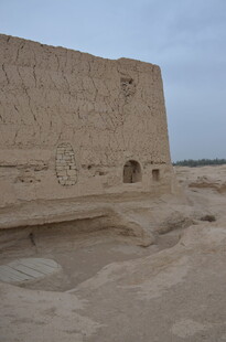 沙漠中的古老土筑建筑