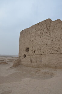 沙漠中的古老土墙遗迹