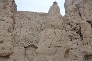 古老神秘的土筑遗迹景观