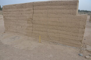 户外堆叠的棕色砖块