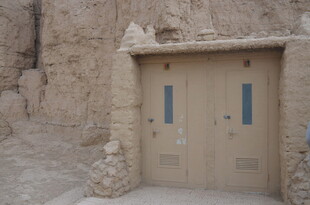 沙漠中的双扇棕门