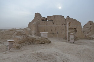 沙漠中的古老建筑遗迹